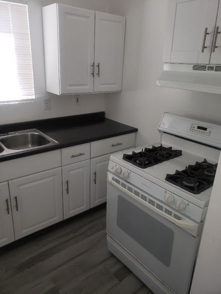 Building Photo - 1540 W 58th St