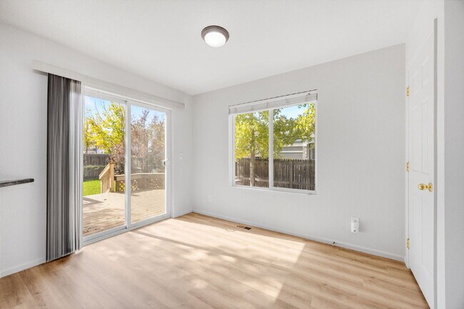 Building Photo - 2 bed/ 2.5 bath duplex in established neighborhood with corner lot