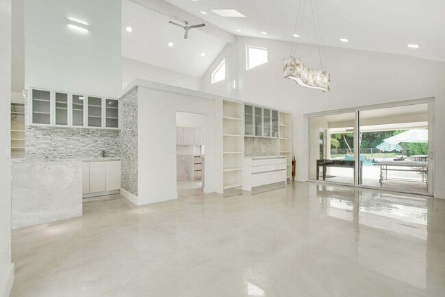 Building Photo - 7351 Valencia Dr