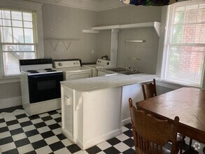 Building Photo - 1Bedroom/ 1 Bath Apartment on Fourth St.