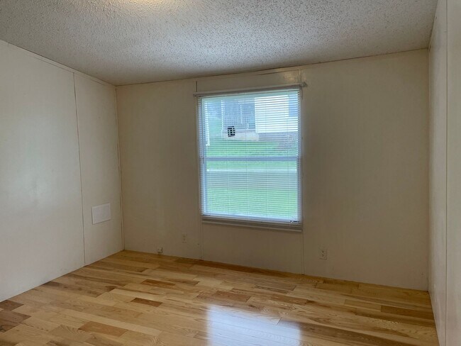 Building Photo - Three Bedroom Trailer Home in Rhodhiss Wit...