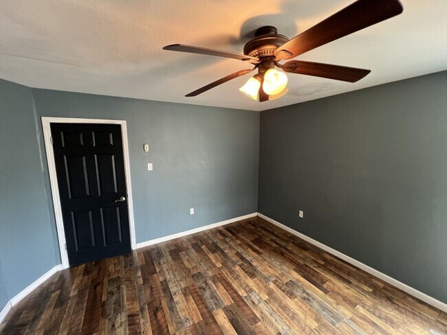 Building Photo - 8725 Fairoaks St