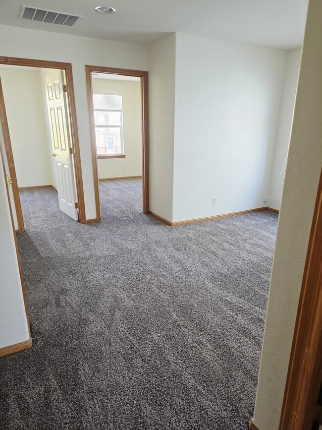 Building Photo - 5781 Ceylon St