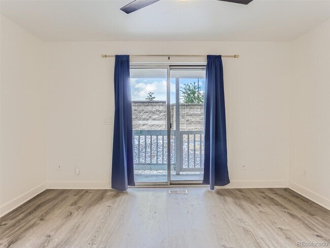 Building Photo - 165 S Sable Blvd
