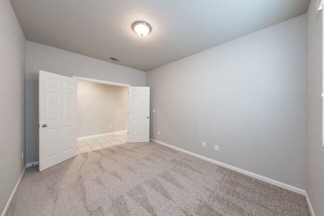 Building Photo - Beautiful 4-Bedroom Home with Office in Cl...