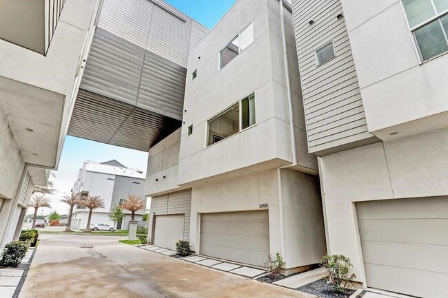 Building Photo - 5905 E Post Oak Ln