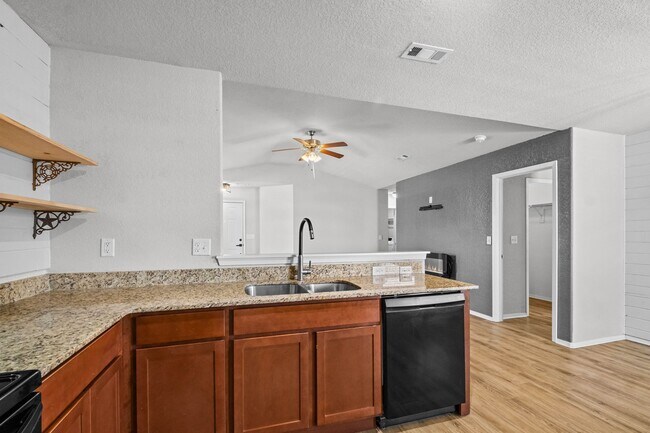 Building Photo - Fayetteville home | Near U of A