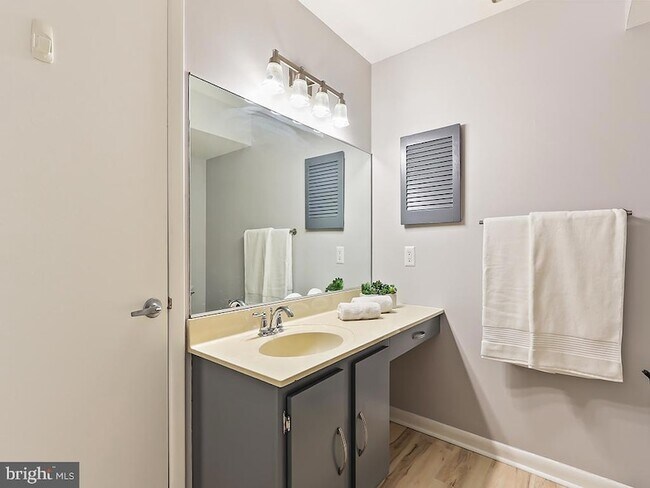 Building Photo - 303 Trinity Ct