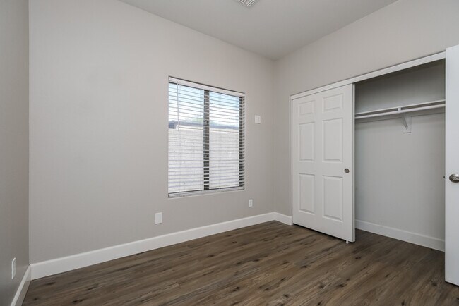 Building Photo - 926 E Madeline Dr