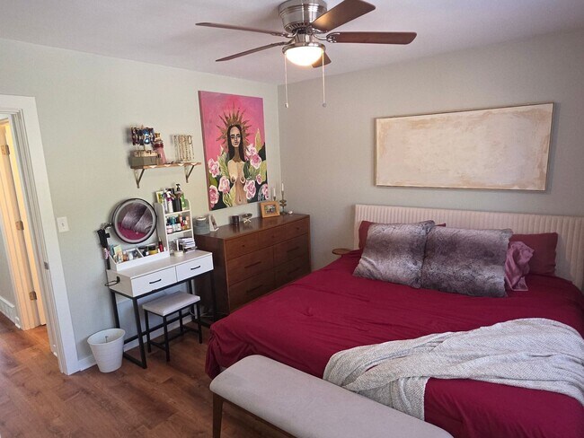 Building Photo - Updated Tosa 2 bedroom townhouse