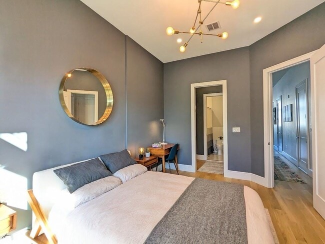 Building Photo - 33 Waverly St