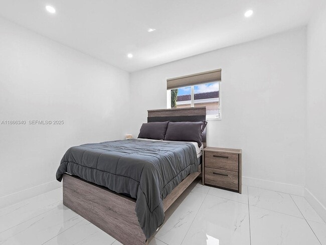 Building Photo - 6951 Miami Lakeway S