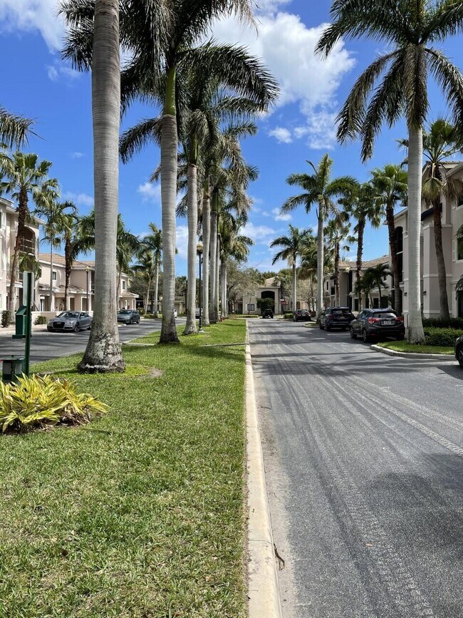 Building Photo - 2804 Sarento Pl