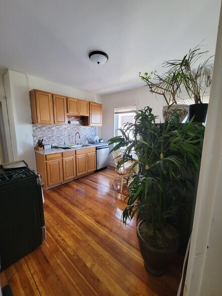 Primary Photo - 32 Juliette St