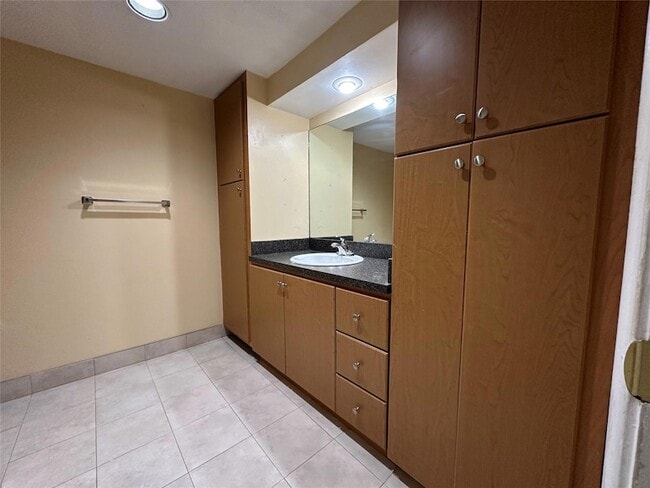 Building Photo - 6630 Racquet Club Dr