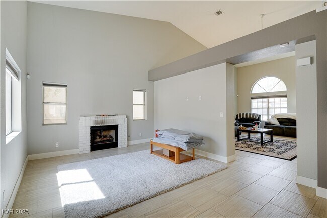 Building Photo - 20 Fantasia Ln