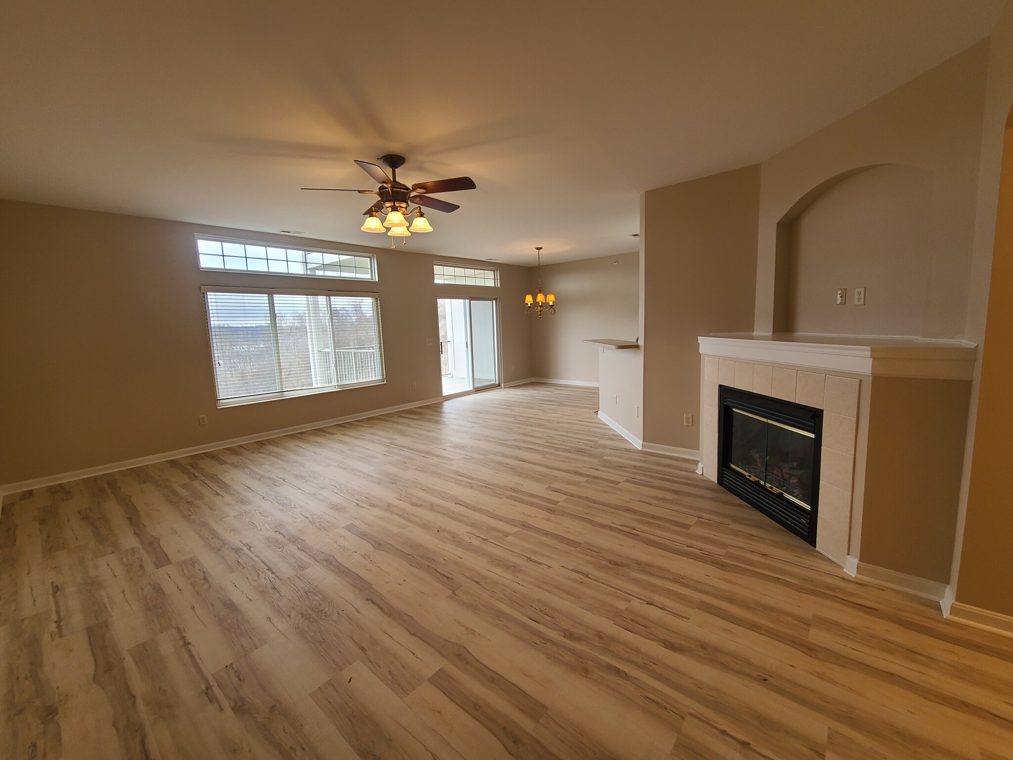 great room and dining area - 295 Skyview Ct