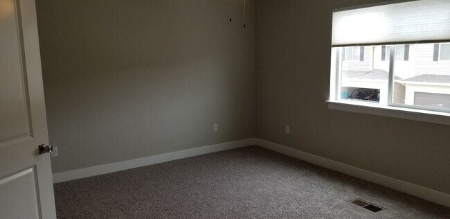 Building Photo - Charming Townhome