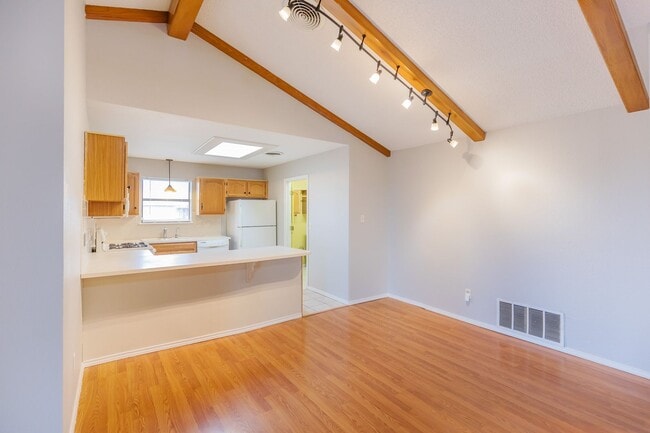 Building Photo - Charming 3 Bedroom 2 Bathroom - Spacious & Fenced Backyard