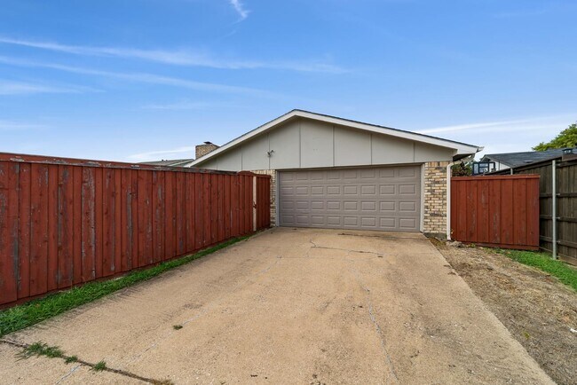 Building Photo - 10239 Green Ash Rd