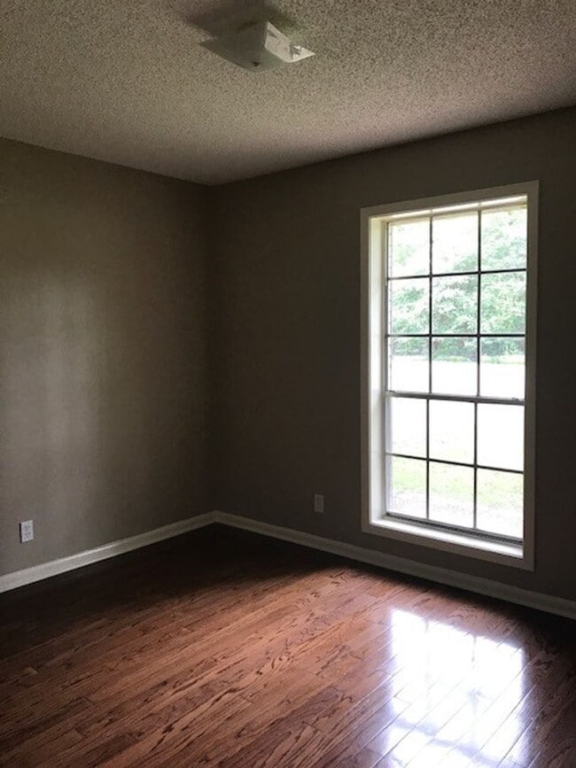 Building Photo - Beautiful 3 bedroom home! 1/2 off 1st month rent!!!