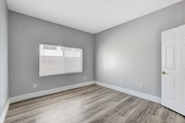 Building Photo - MASSIVE 5 BEDROOM, 2 STORY HOME IN DESIRABLE RHODES RANCH GOLF COURSE COMMUNITY!