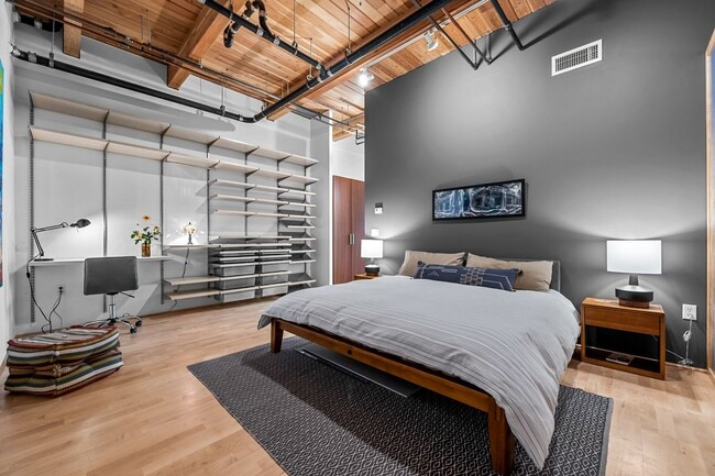 Building Photo - Gorgeous One Bedroom Luxury Condo in Ballp...