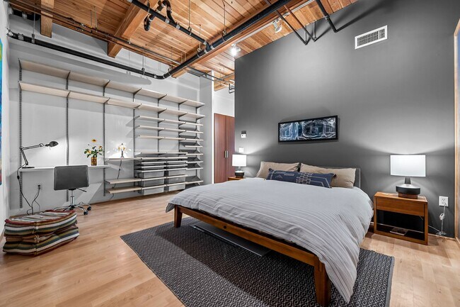 Building Photo - Gorgeous One Bedroom Luxury Condo in Ballpark!