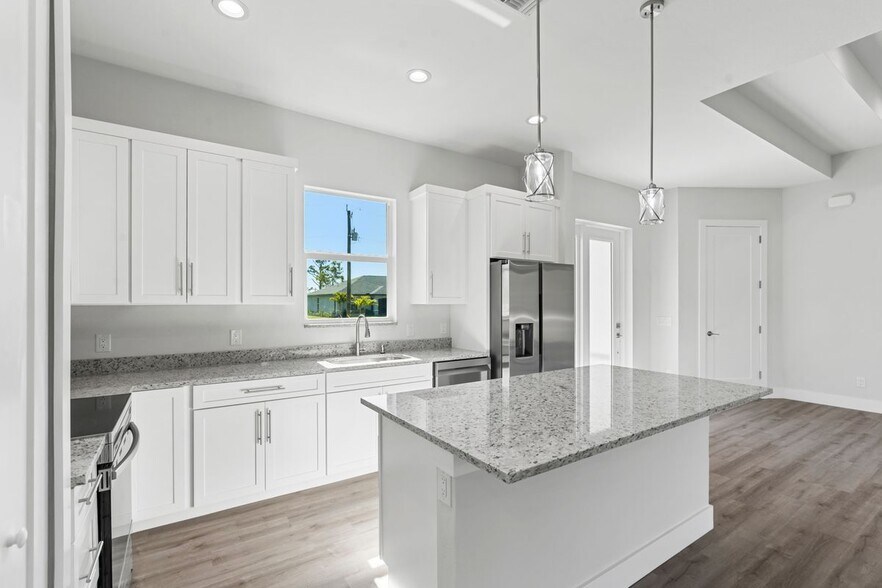 Building Photo - 25434 Alicante Dr