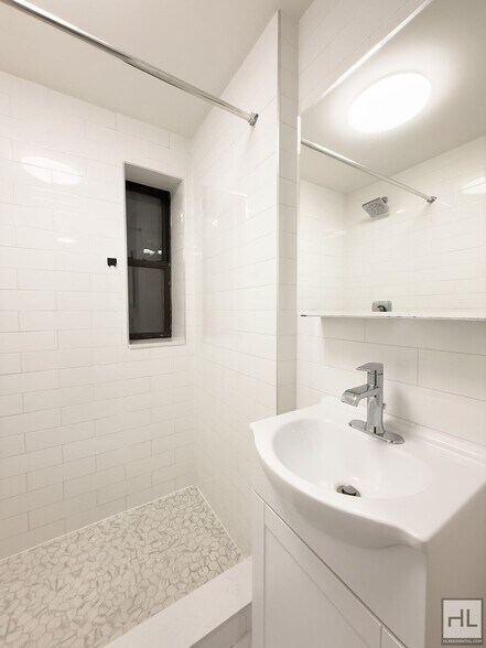 Building Photo - GREENE AVENUE / Spacious 1-Bed 1-Bath / Mi...