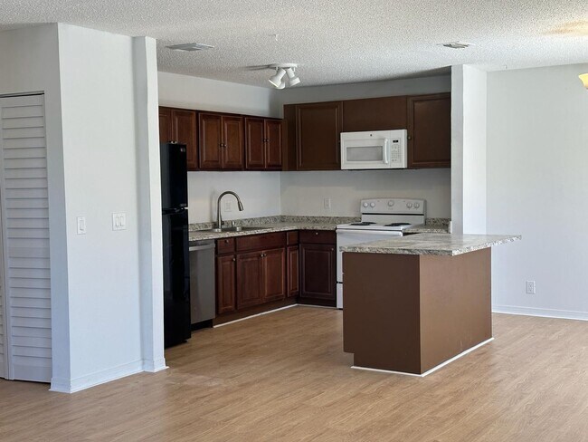 Building Photo - 556 Holly Dr