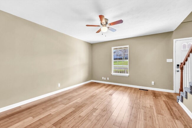 Building Photo - Amazing 3 bedroom 2 bathroom close to Fort...