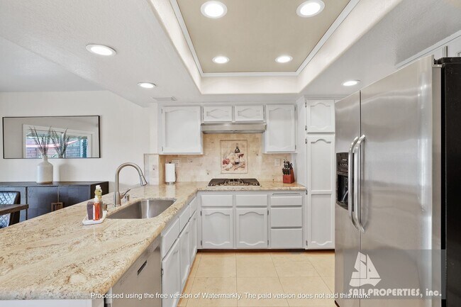 Building Photo - Beach Townhome Vacation Rental with two car garage!