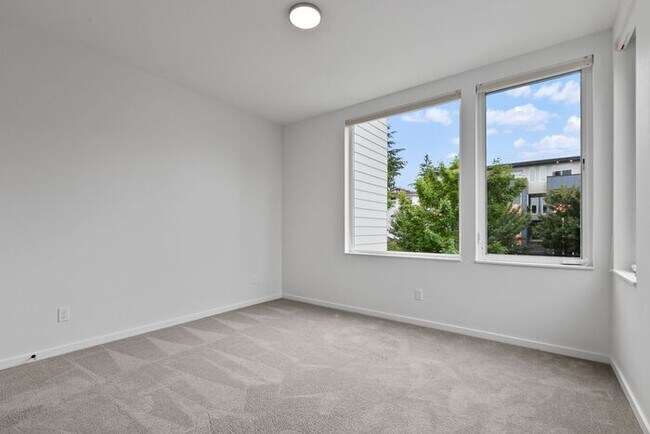 Building Photo - West Seattle Townhome with Air Conditionin...