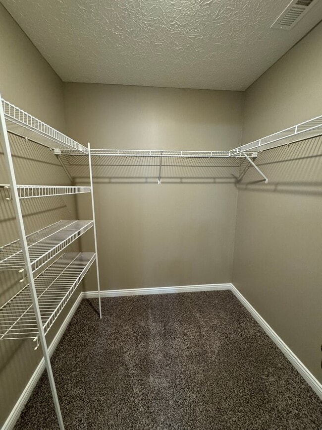 Building Photo - 3 Bedroom Single Family Home Available in ...