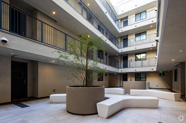 Courtyard - Cielo NNOHO