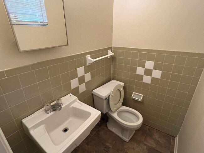 Building Photo - 505 E Fir St