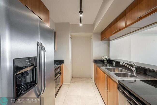 Building Photo - 610 W Las Olas Blvd