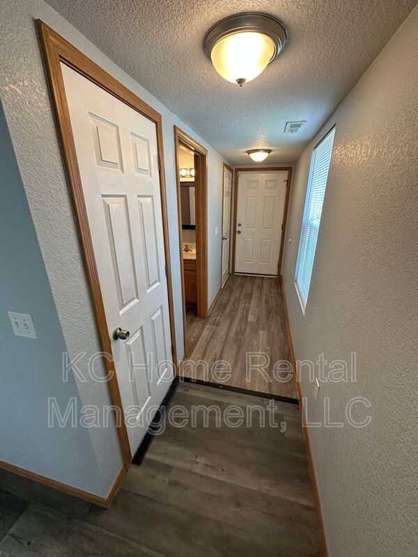 Building Photo - 1001 S Hocker Ave