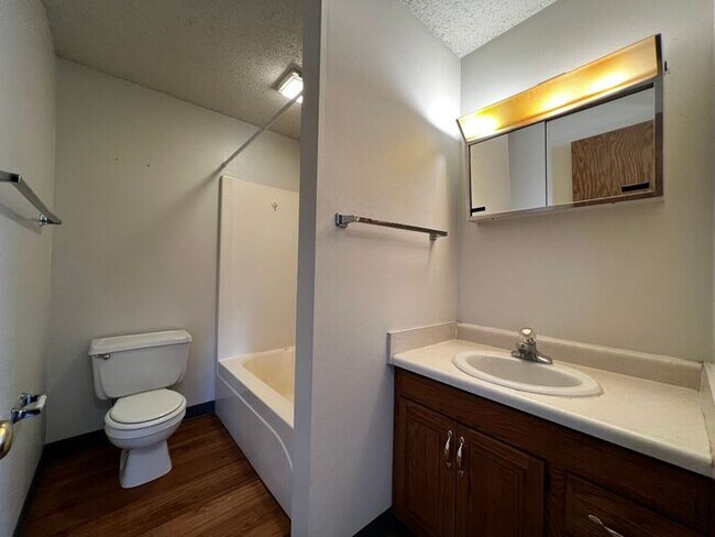 Building Photo - $1,800 | 3 Bedroom, 2 Bathroom Apartment |...