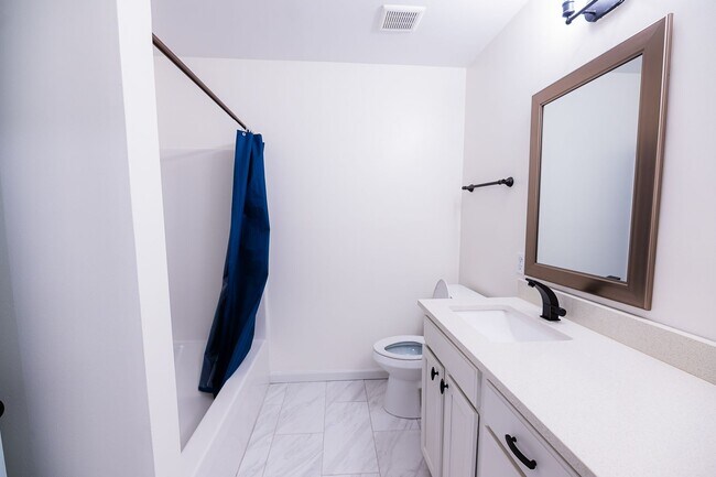 Building Photo - Beautifully updated 2-bedroom 2-bathroom + LOFT/OFFICE townhome in NW Greensboro.