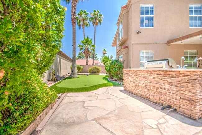 Building Photo - 4bd, 3ba on Arrowhead Golf Course!