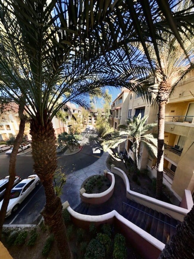 Building Photo - Condo In A Luxurious Community - 1 Bedroom