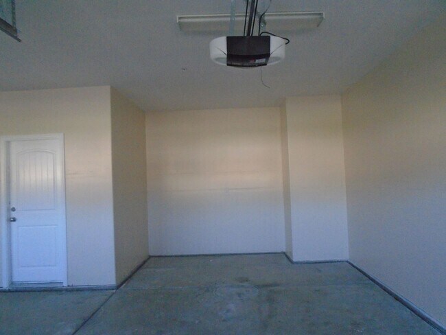 Building Photo - SOLAR......GORGEOUS---3 BEDROOMS PLUS AN OFFICE !!!