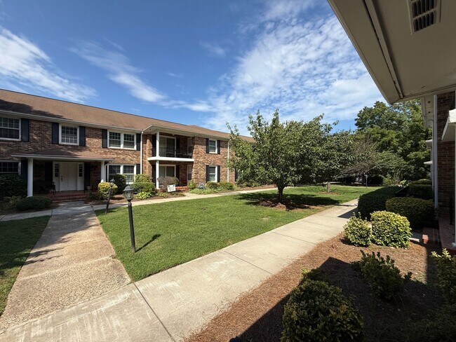 Building Photo - 2711 Reynolda Rd