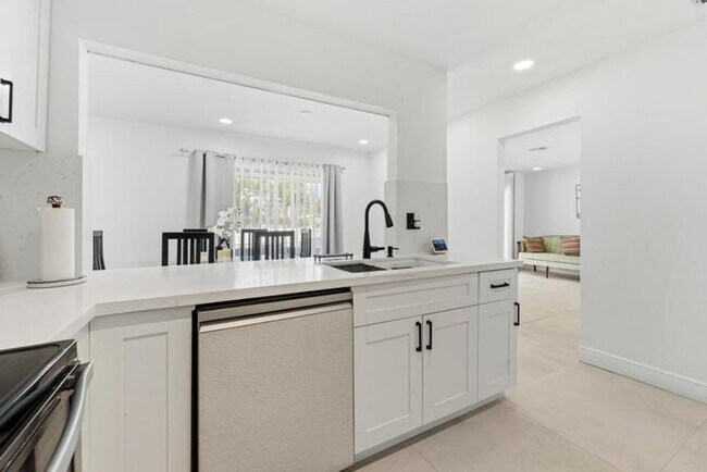Building Photo - 245 Sandpiper Ave