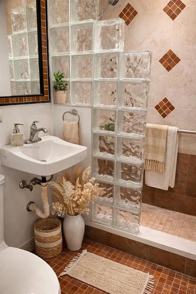 Building Photo - 1641 Arthur St