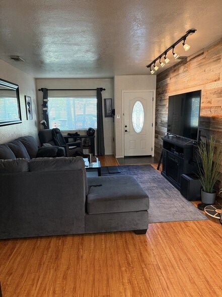 Building Photo - 10838 Floral Dr