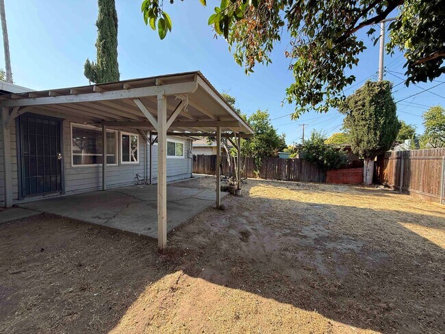 Building Photo - 3 Bed Home