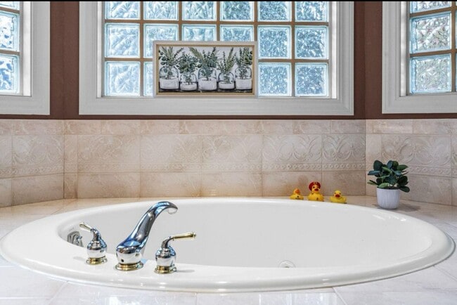 Building Photo - Gorgeous Single Level Luxury Home with 3-C...